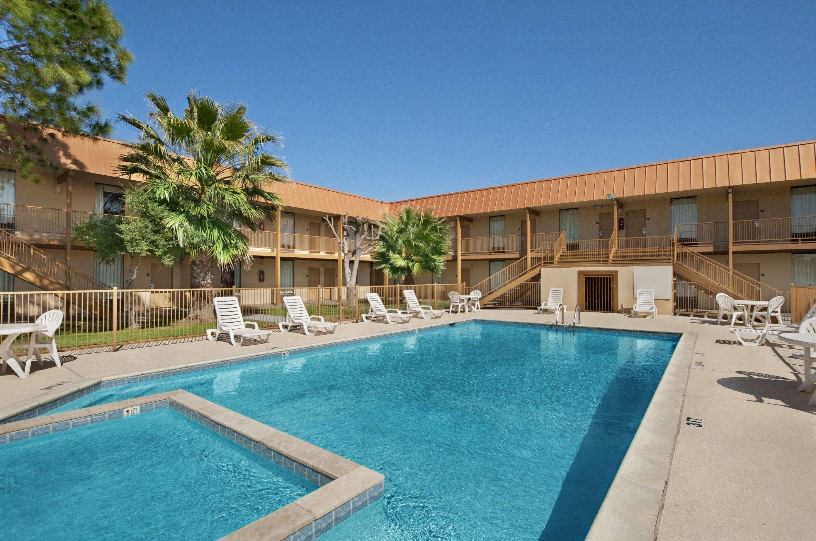 Days Inn By Wyndham Burleson Ft. Worth מראה חיצוני תמונה